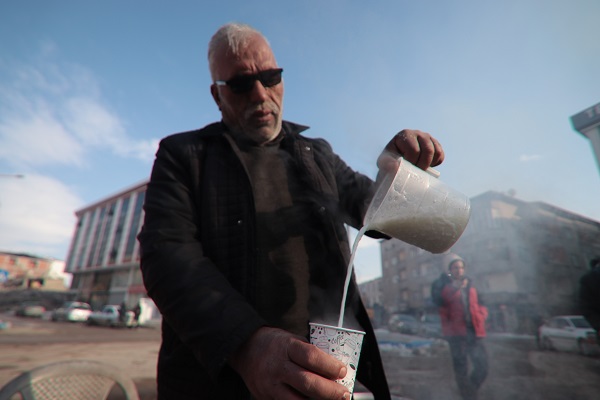 Foto - Kendisi de depremzede! Sütçü Baba'dan bölgeye anlamlı destek