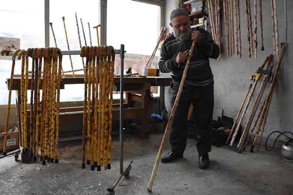 Foto - Kendisi için yaptığı bastonun ustası oldu