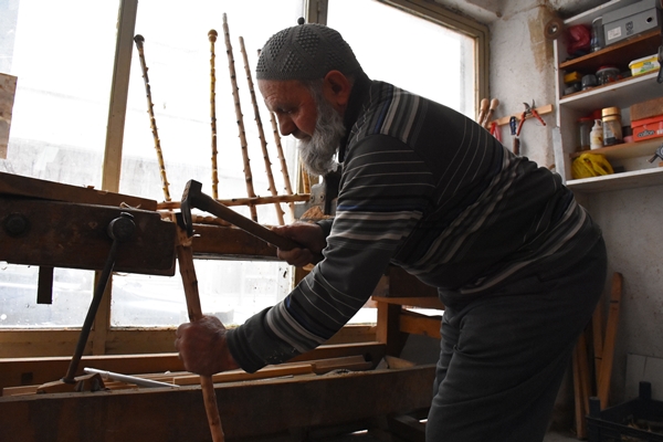 Foto - Kendisi için yaptığı bastonun ustası oldu