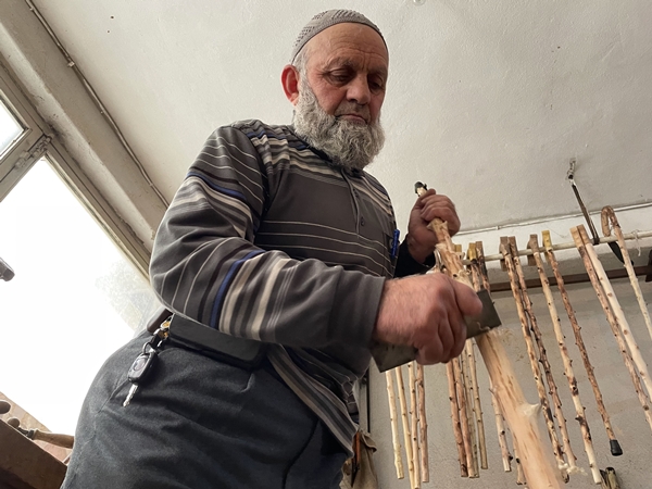 Foto - Kendisi için yaptığı bastonun ustası oldu