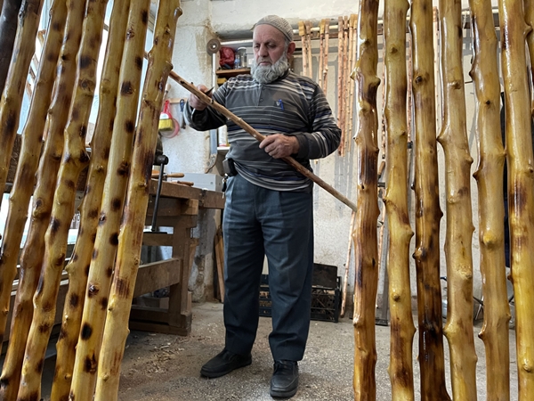 Foto - Kendisi için yaptığı bastonun ustası oldu