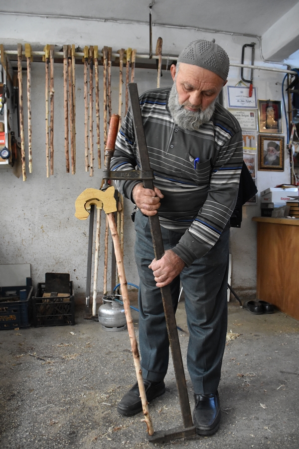 Foto - Kendisi için yaptığı bastonun ustası oldu