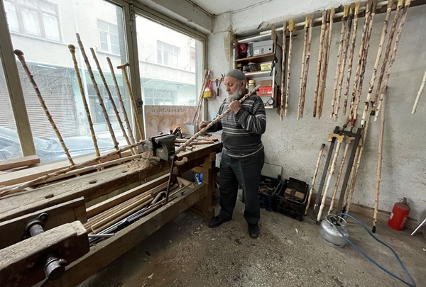Foto - Kendisi için yaptığı bastonun ustası oldu