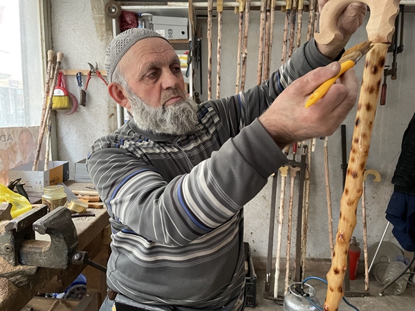 Foto - Kendisi için yaptığı bastonun ustası oldu