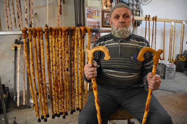Kendisi için yaptığı bastonun ustası oldu