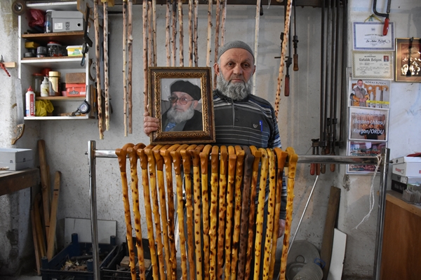 Foto - Kendisi için yaptığı bastonun ustası oldu