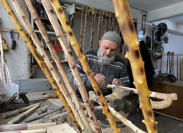 Foto - Kendisi için yaptığı bastonun ustası oldu