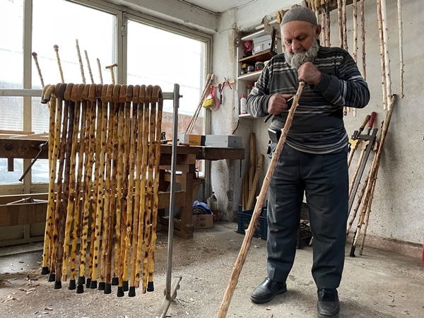 Foto - Kendisi için yaptığı bastonun ustası oldu