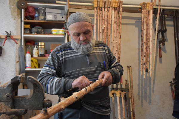 Foto - Kendisi için yaptığı bastonun ustası oldu