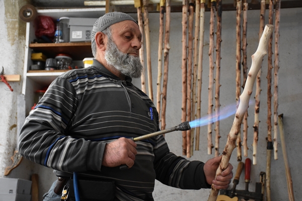 Foto - Kendisi için yaptığı bastonun ustası oldu