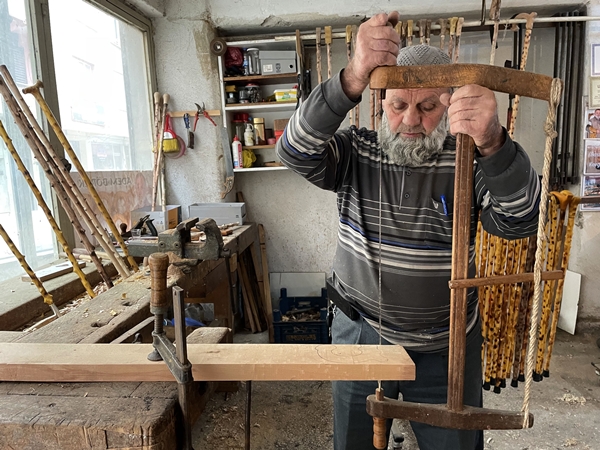 Foto - Kendisi için yaptığı bastonun ustası oldu