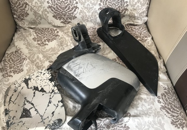 Foto - Kendisine çarpan aracın parçalarını delil olarak evine götürdü