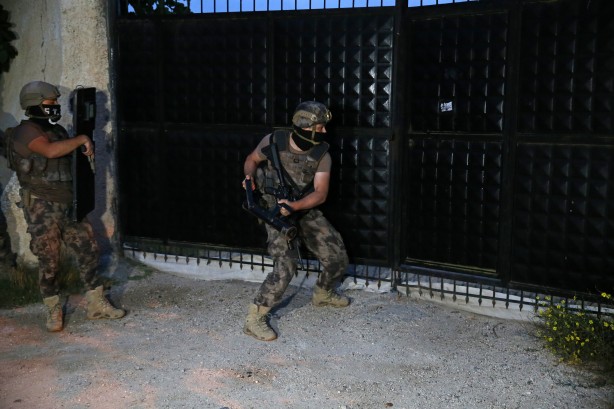 Foto - Kentte şafak vakti flaş operasyon! Terör örgütünün sözde istihbaratçıları ve savaşçıları yakalandı