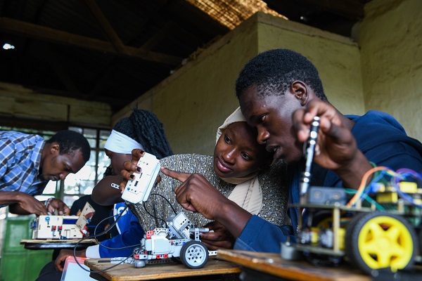 Foto - Kenyalı gençler kodlama öğreniyor