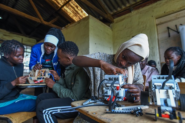 Foto - Kenyalı gençler kodlama öğreniyor