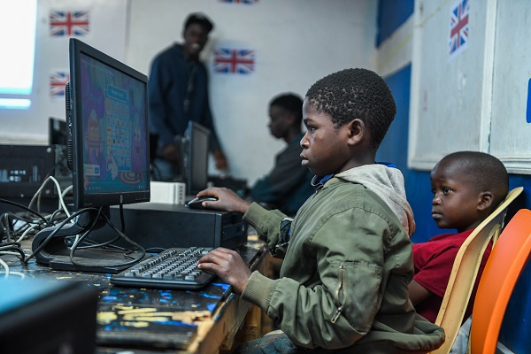 Foto - Kenyalı gençler kodlama öğreniyor