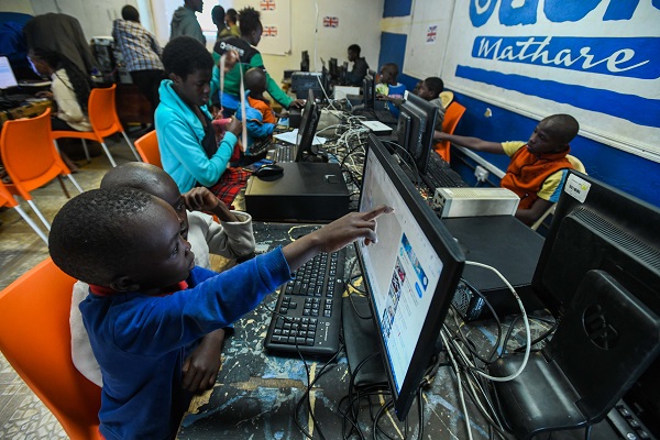 Foto - Kenyalı gençler kodlama öğreniyor