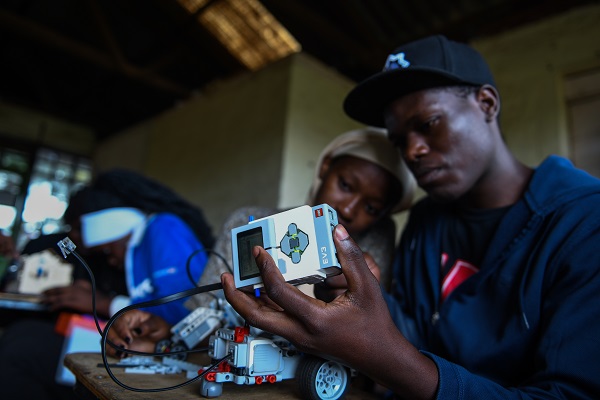Foto - Kenyalı gençler kodlama öğreniyor