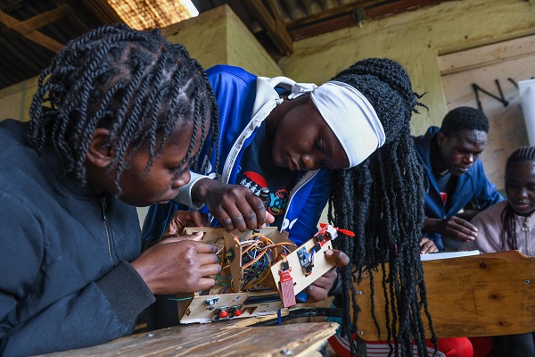 Foto - Kenyalı gençler kodlama öğreniyor