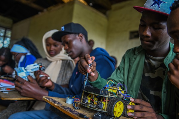 Foto - Kenyalı gençler kodlama öğreniyor