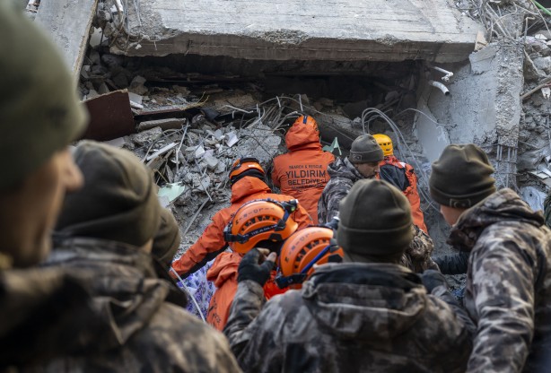 Kepçe operatörü depremden 47 saat sonra babasının enkazdan sağ çıkarılmasını sağladı