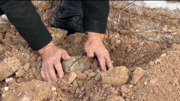 Foto - Kepçenin darbesini durdurdu, insan kalbine benzer şey bulundu! Bayburtlular "tılsımlı" diyor, mıknatıs gibi kendine çekiyor! Olacak şey değil