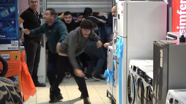 Foto - Kepenk kalktı, izdiham başladı! Battaniyeli iPhone nöbeti