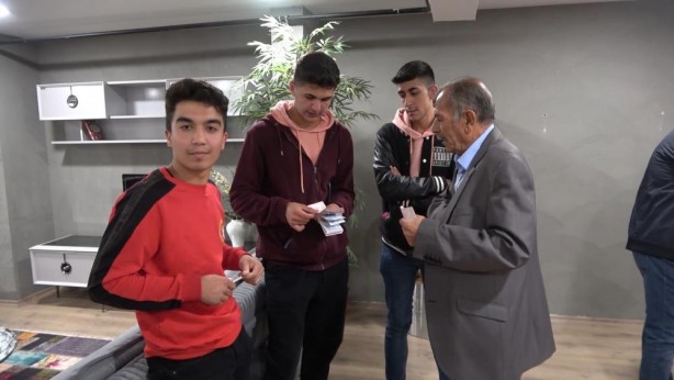 Foto - Kepenk kalktı, izdiham başladı! Battaniyeli iPhone nöbeti