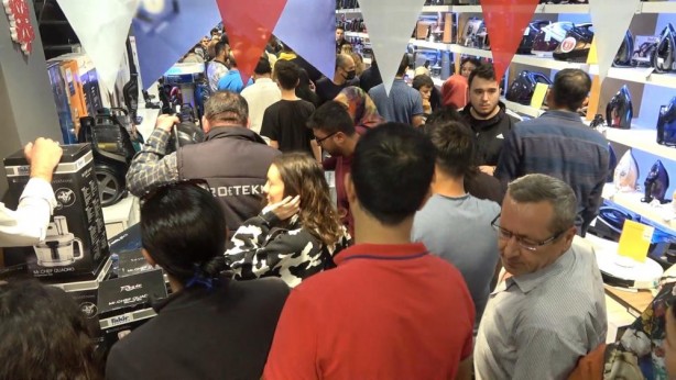 Foto - Kepenk kalktı, izdiham başladı! Battaniyeli iPhone nöbeti