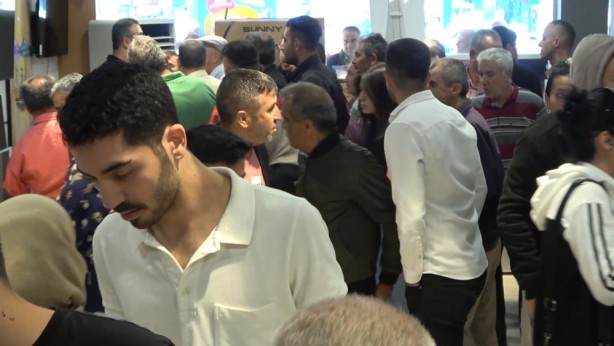 Kepenk kalktı, izdiham başladı! Battaniyeli iPhone nöbeti
