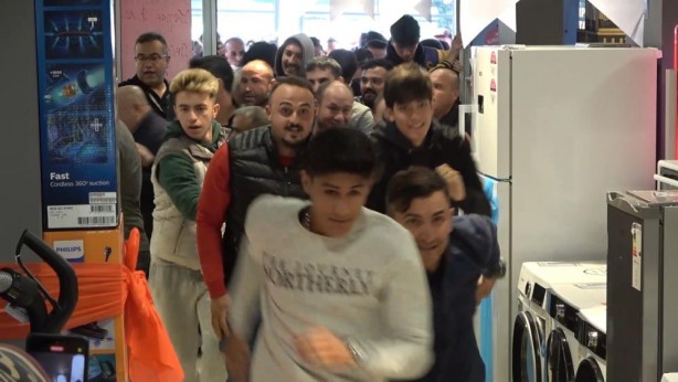 Foto - Kepenk kalktı, izdiham başladı! Battaniyeli iPhone nöbeti