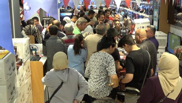 Foto - Kepenk kalktı, izdiham başladı! Battaniyeli iPhone nöbeti