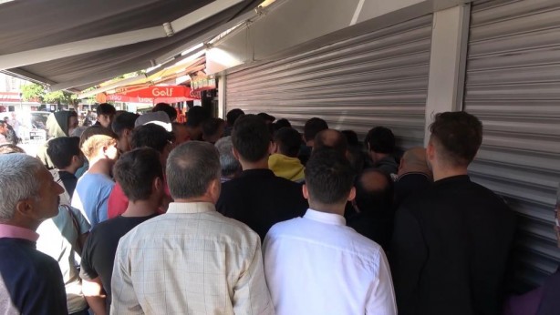 Foto - Kepenk kalktı, izdiham başladı! Battaniyeli iPhone nöbeti