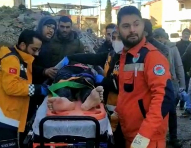 Foto - Kepez’in arama kurtarma ekibi, 30 saat sonra bir aileyi kurtardı