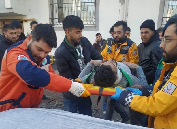 Foto - Kepez’in arama kurtarma ekibi, 30 saat sonra bir aileyi kurtardı