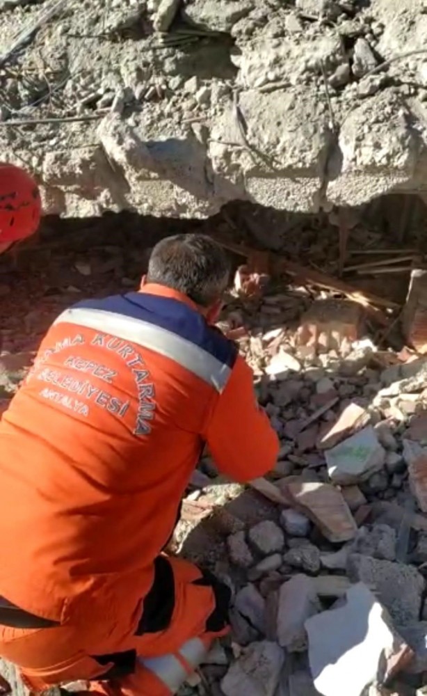 Foto - Kepez’in arama kurtarma ekibi, 30 saat sonra bir aileyi kurtardı