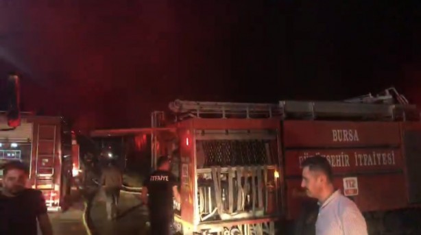 Foto - Kereste deposu alev alev yandı