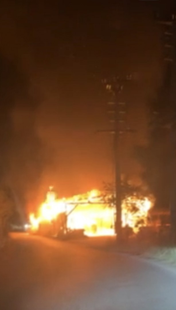 Foto - Kereste deposu alev alev yandı