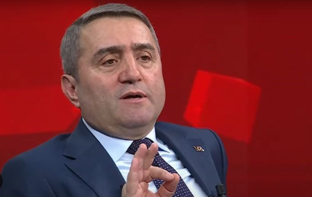 Foto - Kibirde İmamoğlu’nu aratmıyor! Davutoğlu: "Ben başarılıyım, parti başarısız"