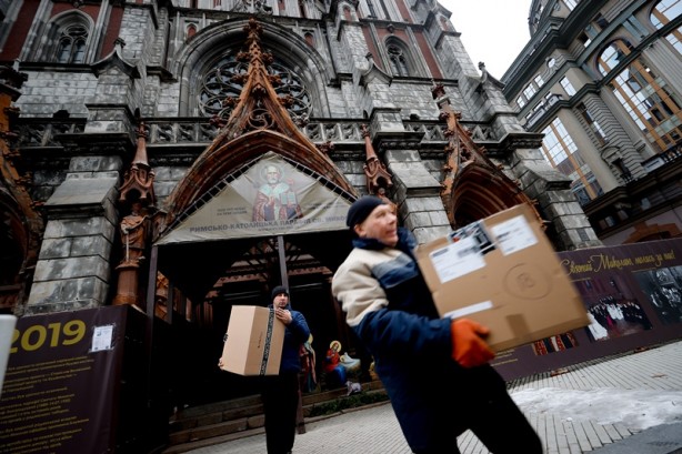 Kiev'de halk, insani yardım topluyor