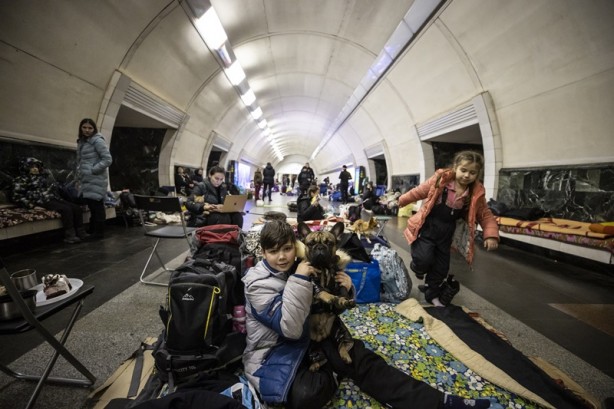 Foto - Kiev'de insanlık dramı yaşanıyor! Sivillerin içler acısı hali dünya basınına yansıdı