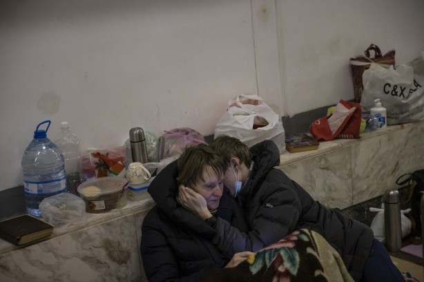 Foto - Kiev'de insanlık dramı yaşanıyor! Sivillerin içler acısı hali dünya basınına yansıdı