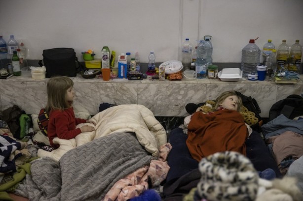 Foto - Kiev'de insanlık dramı yaşanıyor! Sivillerin içler acısı hali dünya basınına yansıdı