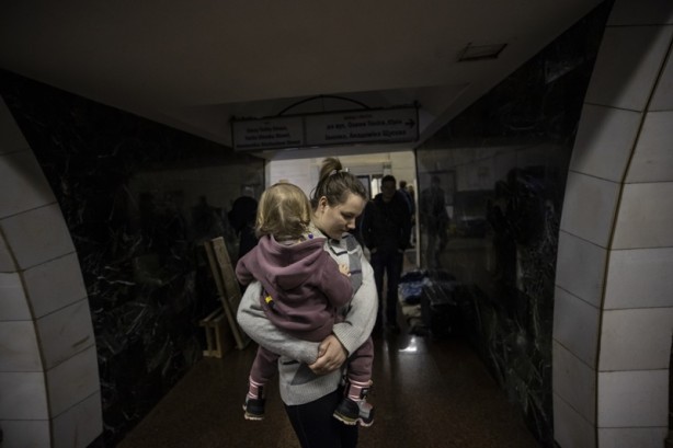 Foto - Kiev'de insanlık dramı yaşanıyor! Sivillerin içler acısı hali dünya basınına yansıdı