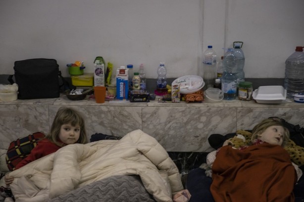 Foto - Kiev'de insanlık dramı yaşanıyor! Sivillerin içler acısı hali dünya basınına yansıdı