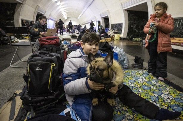 Foto - Kiev'de insanlık dramı yaşanıyor! Sivillerin içler acısı hali dünya basınına yansıdı