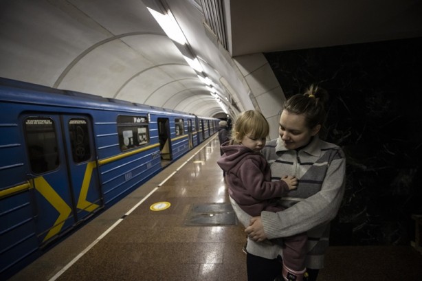 Foto - Kiev'de insanlık dramı yaşanıyor! Sivillerin içler acısı hali dünya basınına yansıdı