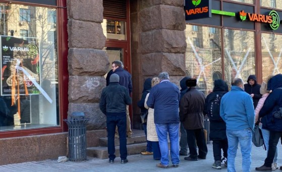 Kiev'de sokağa çıkma yasağı bitti! Halk marketlere akın etti