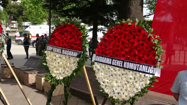 Foto - Kılıçdaroğlu'na şok! Gönderdiği çelengi parçaladılar
