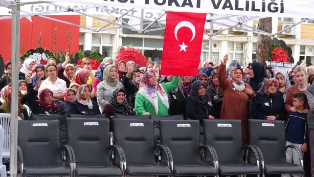 Foto - Kılıçdaroğlu'na şok! Gönderdiği çelengi parçaladılar
